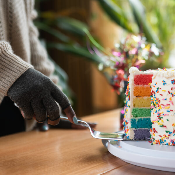 Cake cutting with compression gloves