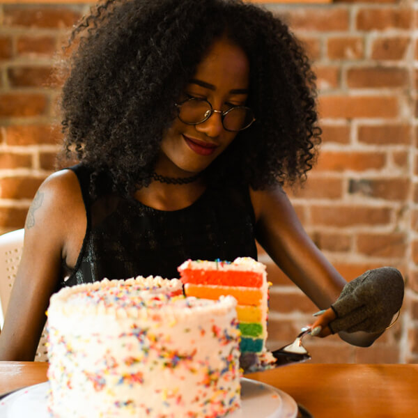 Cake serving with compression gloves